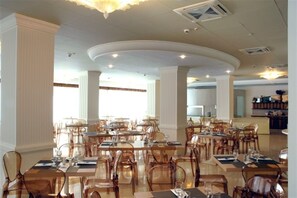 Petit déjeuner, déjeuner et dßner servis sur place