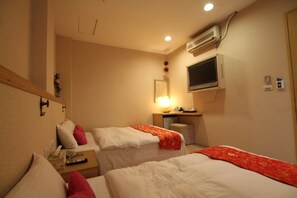 Desk, soundproofing, free WiFi, bed sheets
