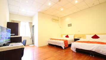 Quadruple Room | Desk, soundproofing, free WiFi, bed sheets