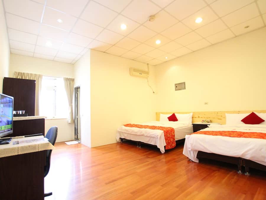 Quadruple Room | Desk, soundproofing, free WiFi, bed sheets