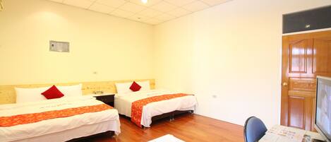 Desk, soundproofing, free WiFi, bed sheets