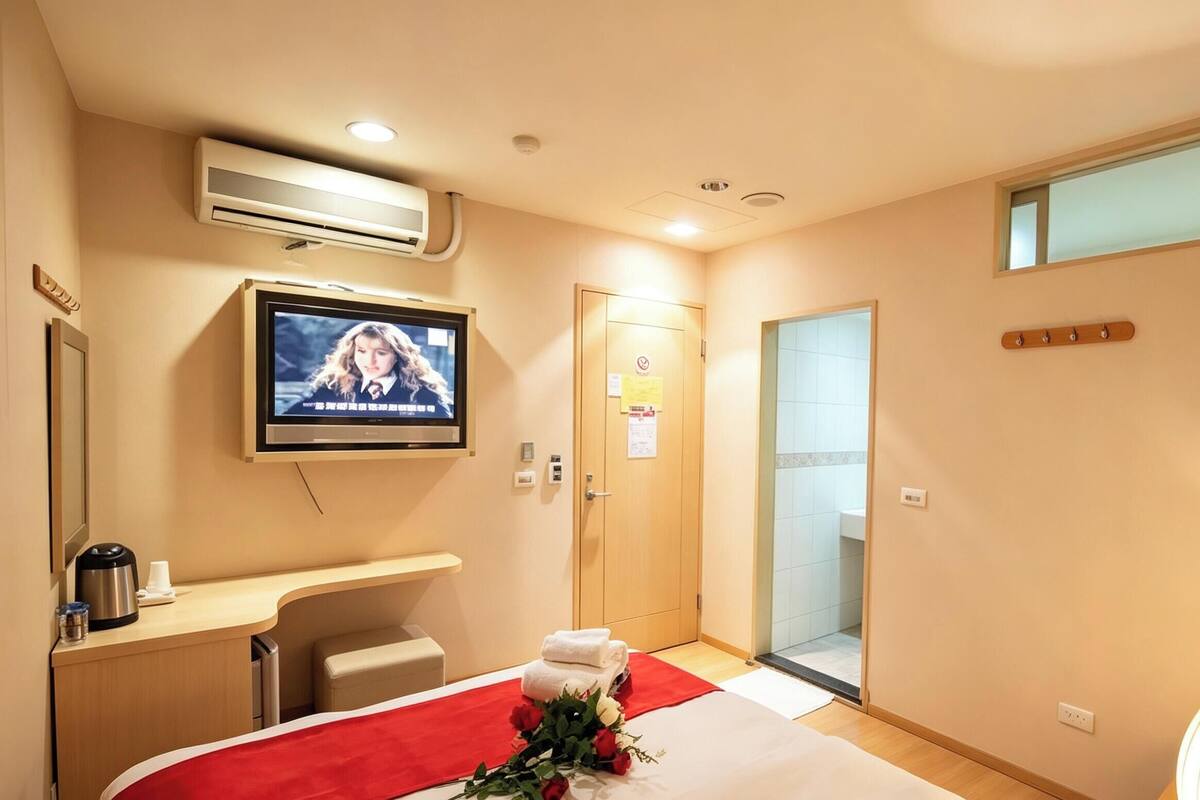 Double Room | Desk, soundproofing, WiFi (free), bed sheets