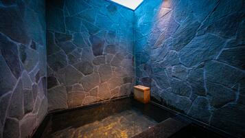 Chambre Premium, non-fumeurs (Japanese Western, Open-air Bath) | Salle de bain | Baignoire et douche séparées, baignoire d'eau douce