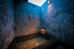 Quarto premium, para não fumantes (Suite, JP Western with Open-air Bath) | Banheiro | Banheira e chuveiro separados, banheiras de fontes termais