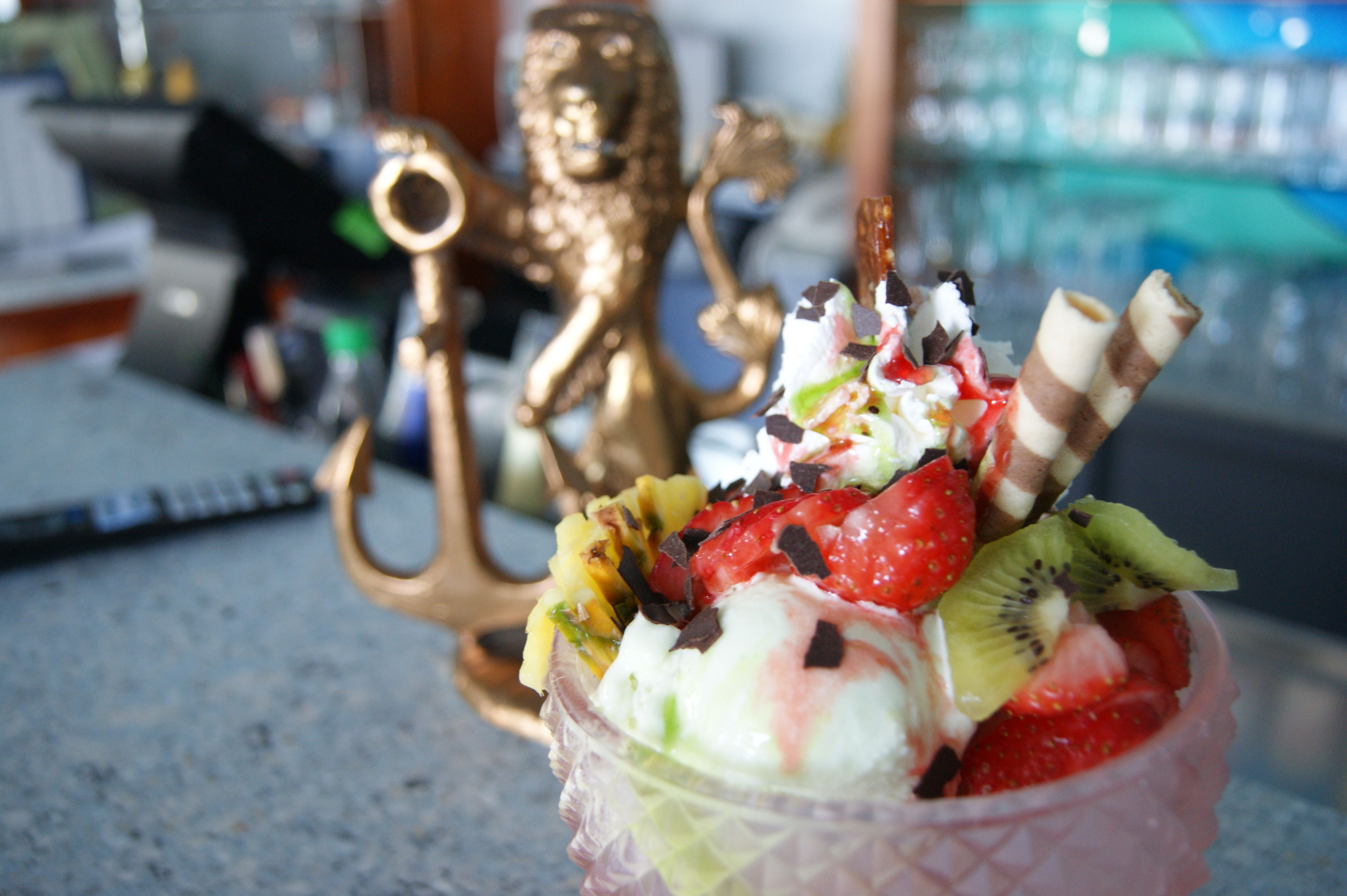 Ein Dessert mit verschiedenen Früchten und Schokoladenstückchen.