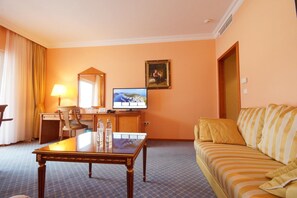 Superior suite with balcony | Minibar, brankas, meja kerja, dan tirai kedap cahaya