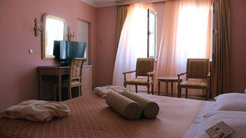 Minibar, brankas, meja kerja, dan tirai kedap cahaya