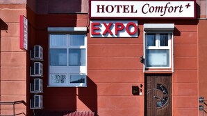 A red building with a sign that reads "HOTEL Comfort* EXPO". - EXPO Hotel Comfort (Kyiv)