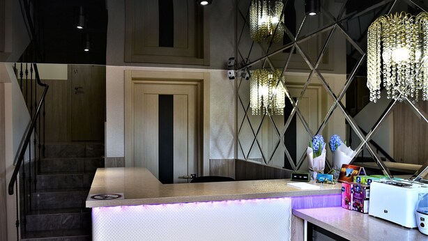 A kitchen with a bar area, a microwave, and a toaster. - EXPO Hotel Comfort (Kyiv)