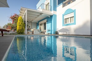Outdoor pool, pool loungers