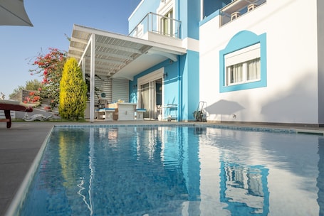 Outdoor pool, sun loungers