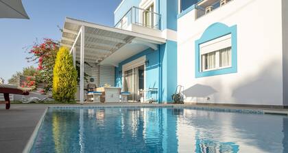 Seabreeze Villa - with Jacuzzi & heated pool