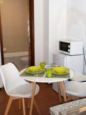 Estudio (low ceiling) | Cocina privada | Frigorífico grande, microondas (previa solicitud) y placa de cocina