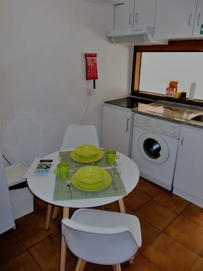 Estudio (low ceiling) | Cocina privada | Refrigerador con congelador, microondas y parrilla de estufa 