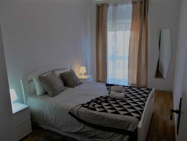 Departamento, 1 habitación, balcón, vista a la ciudad | Ropa de cama de alta calidad y tabla de planchar con plancha 