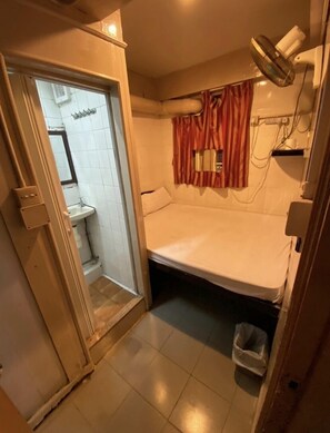 In-room safe, desk, soundproofing, free WiFi - New Guangzhou Guesthouse - Hostel (Kowloon)