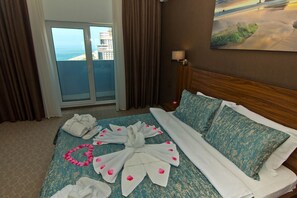 Quarto casal ou duplo, sacada | Frigobar, cofres nos quartos, escrivaninha, quartos à prova de som