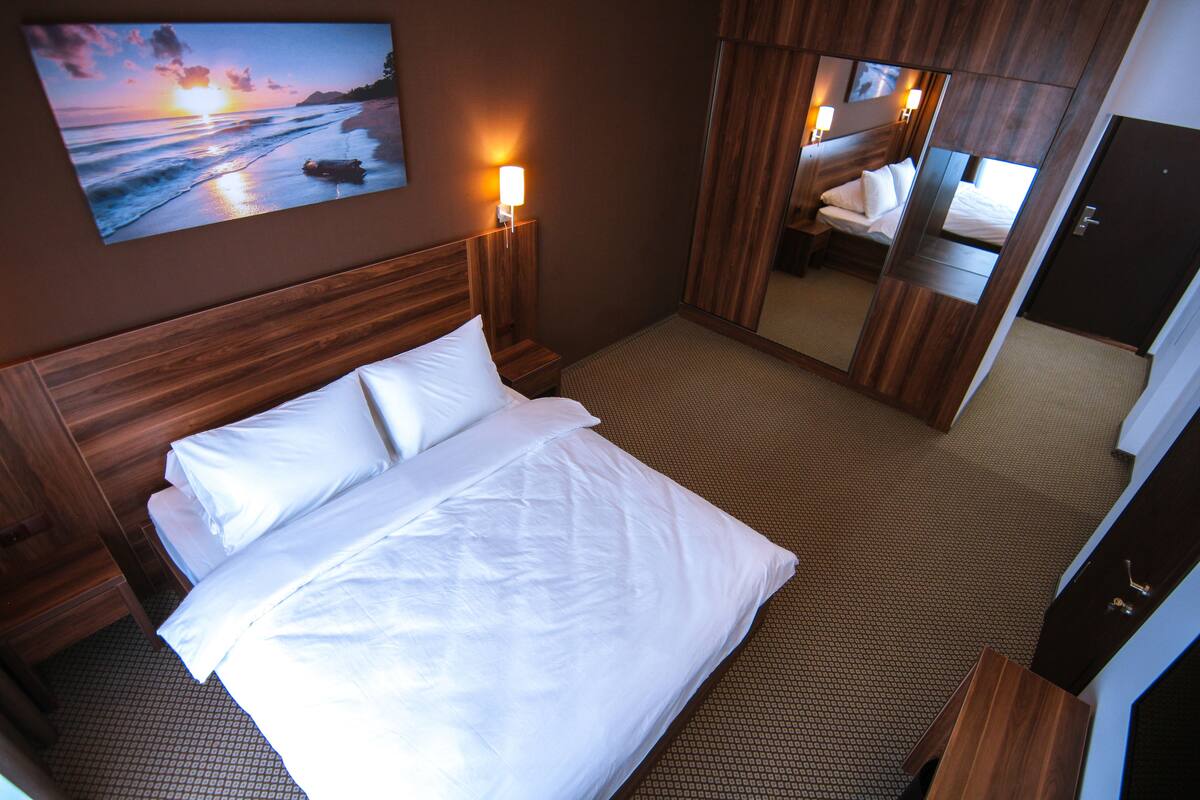 Deluxe Family Room | Minibar, in-room safe, desk, soundproofing