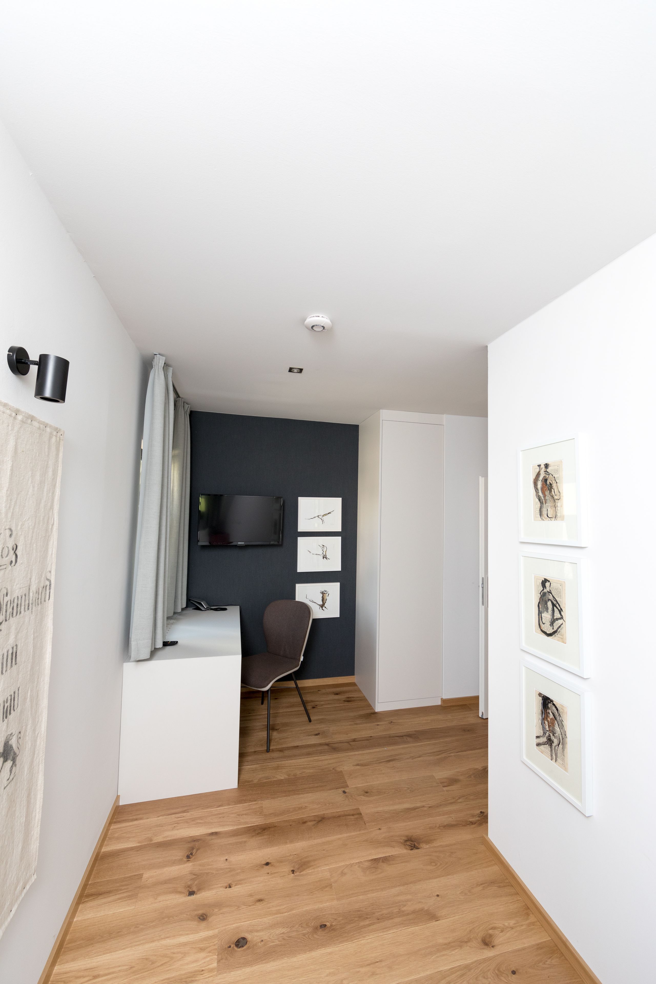 single room | in-room safe, soundproofing, free wifi, bed sheets