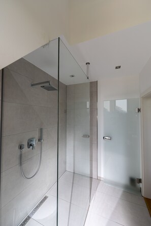 Shower, free toiletries, hair dryer, towels - Hotel Dorfmühle (Lehrberg)