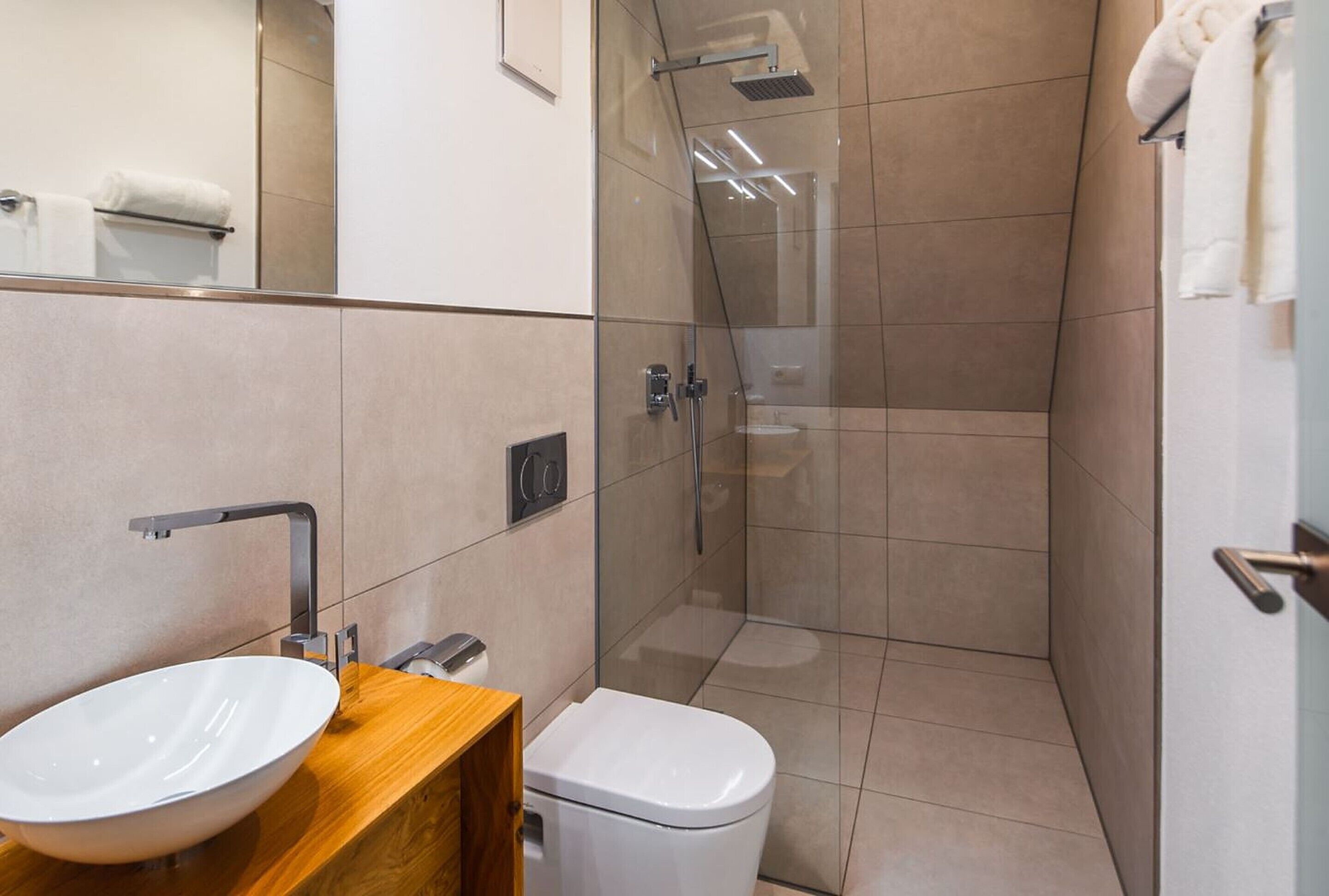 single room | bathroom | shower, free toiletries, hair dryer, towels