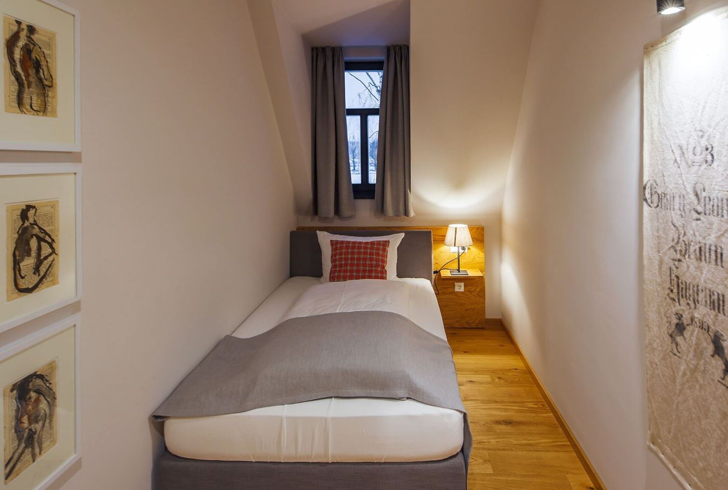 single room | in-room safe, soundproofing, free wifi, bed sheets