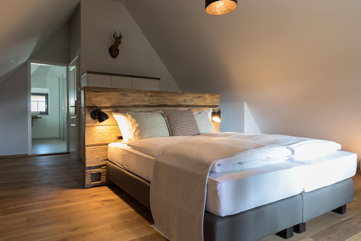 in-room safe, soundproofing, free wifi, bed sheets