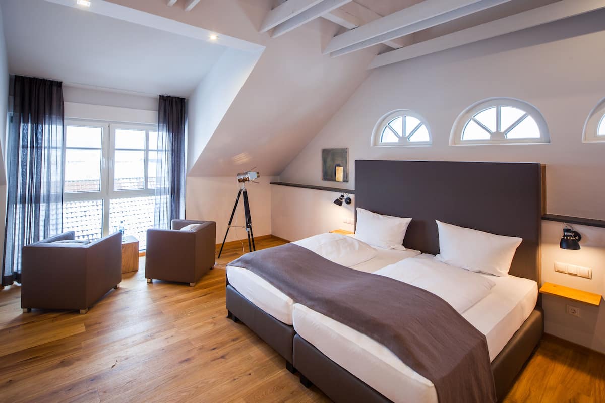 In-room safe, soundproofing, free WiFi, bed sheets