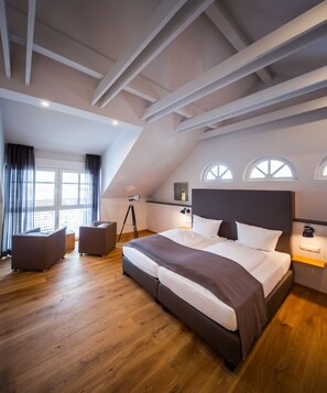 In-room safe, soundproofing, free WiFi, bed sheets - Hotel Dorfmühle (Lehrberg)