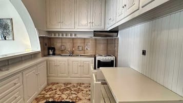 Jääkaappi, liesi, vedenkeitin, keittoastiat/astiat/ruokailuvälineet