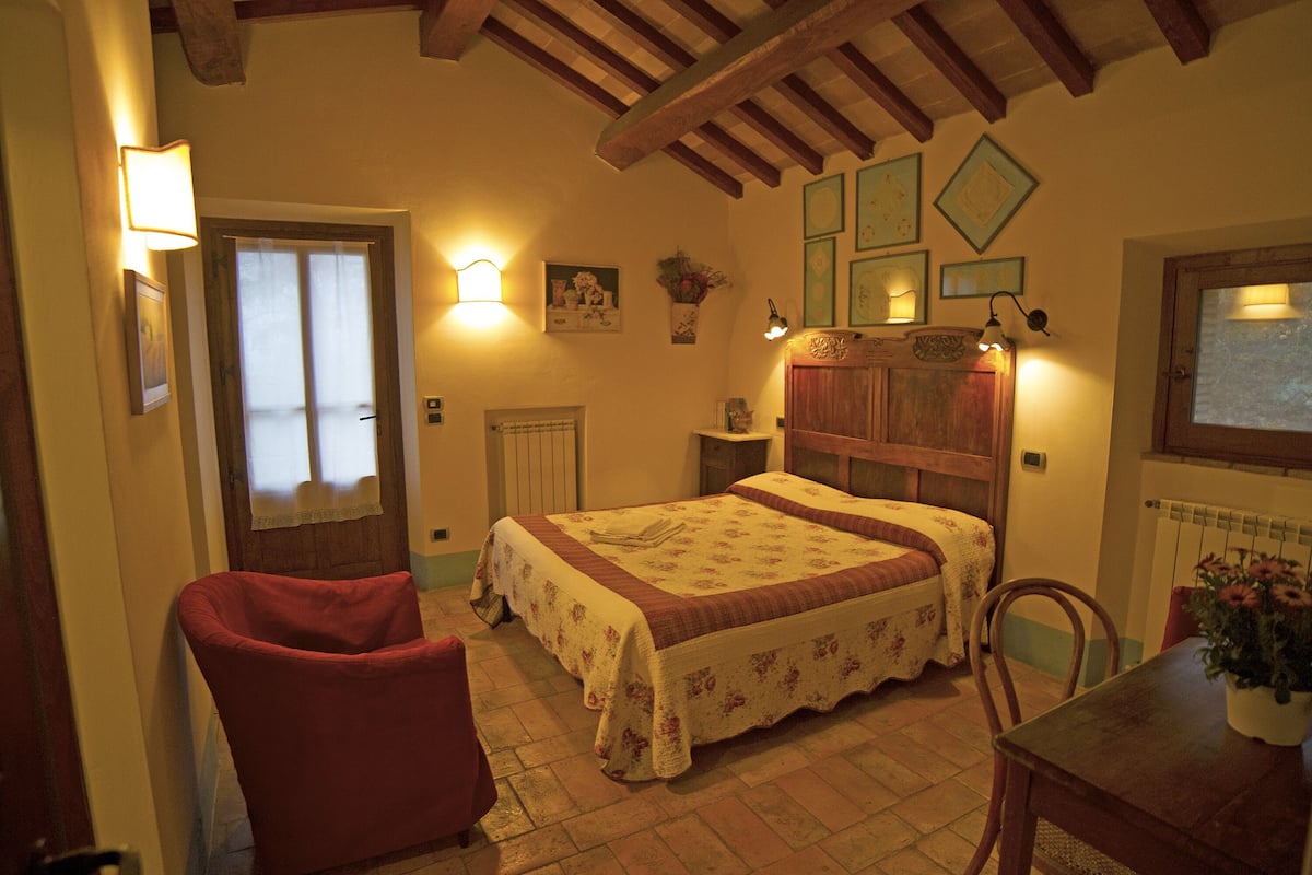 1 bedroom, individually decorated, individually furnished, desk