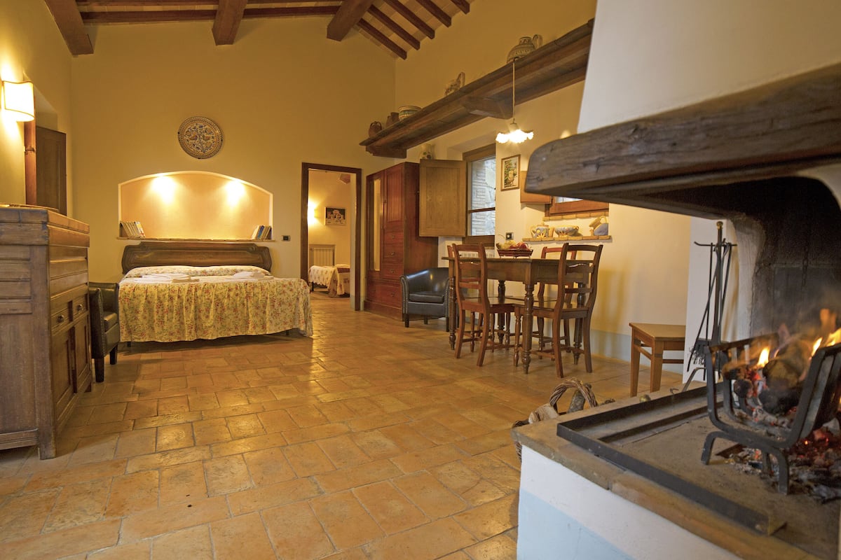 Pietreta. Apartment, 2 Bedrooms, 2 Bathrooms, Valley View (Quercia House) | 1 bedroom, individually decorated, individually furnished, desk