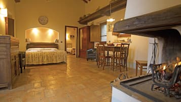Pietreta. Apartment, 2 Bedrooms, 2 Bathrooms, Valley View (Quercia House) | 1 間臥室、獨特裝潢、布置獨特、書桌