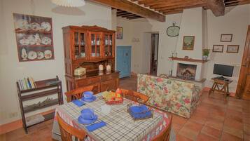 Pietreta. Apartment, 2 Bedrooms, 2 Bathrooms, Mountain View (Pozzo) | Soggiorno | TV LCD 18 pollici con canali digitali, TV