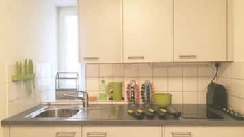 Apartment, City View | Dapur kecil peribadi | Peti sejuk, ketuhar gelombang mikro, ketuhar, dapur