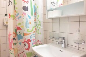 Appartement, vue ville | Équipements de salle de bain | Douche, articles de toilette gratuits, sèche-cheveux, peignoirs