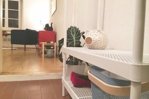 LÀgenhet - utsikt mot staden | Minibar, vÀrdeförvaringsskÄp pÄ rummet, skrivbord och ljudisolering