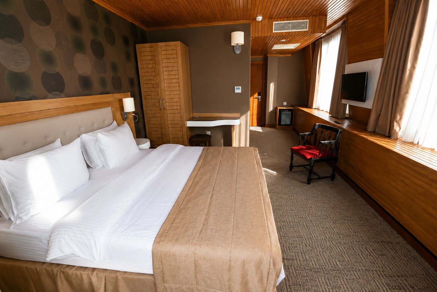 Deluxe Double Room, Spa Bath | 1 bedroom, premium bedding, minibar, in-room safe