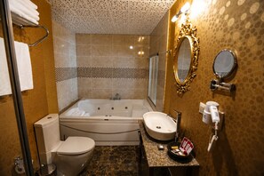 Deluxe Double Room, Spa Bath | Bathroom | Shower, free toiletries, hair dryer, slippers - Hotel Sputnik Batumi (Batumi)