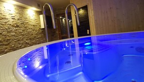 Een sauna, diepe bindweefselmassages, sportmassages