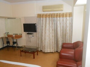 Room | 1 bedroom, premium bedding, individually decorated - Hotel Pooja International (Nashik)