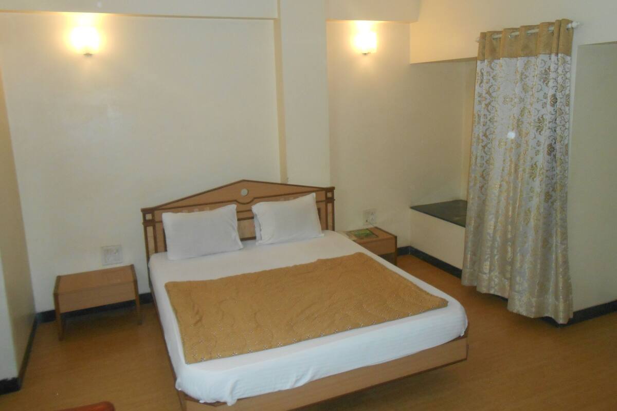 Deluxe Room, 1 King Bed, Non Smoking, City View | 1 bedroom, premium bedding, desk, laptop workspace