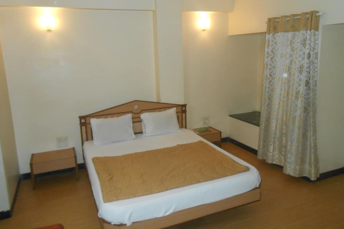Deluxe Room, 1 Katil Raja (King), Non Smoking, City View | 1 bilik tidur, peralatan tempat tidur premium, dihias secara berasingan