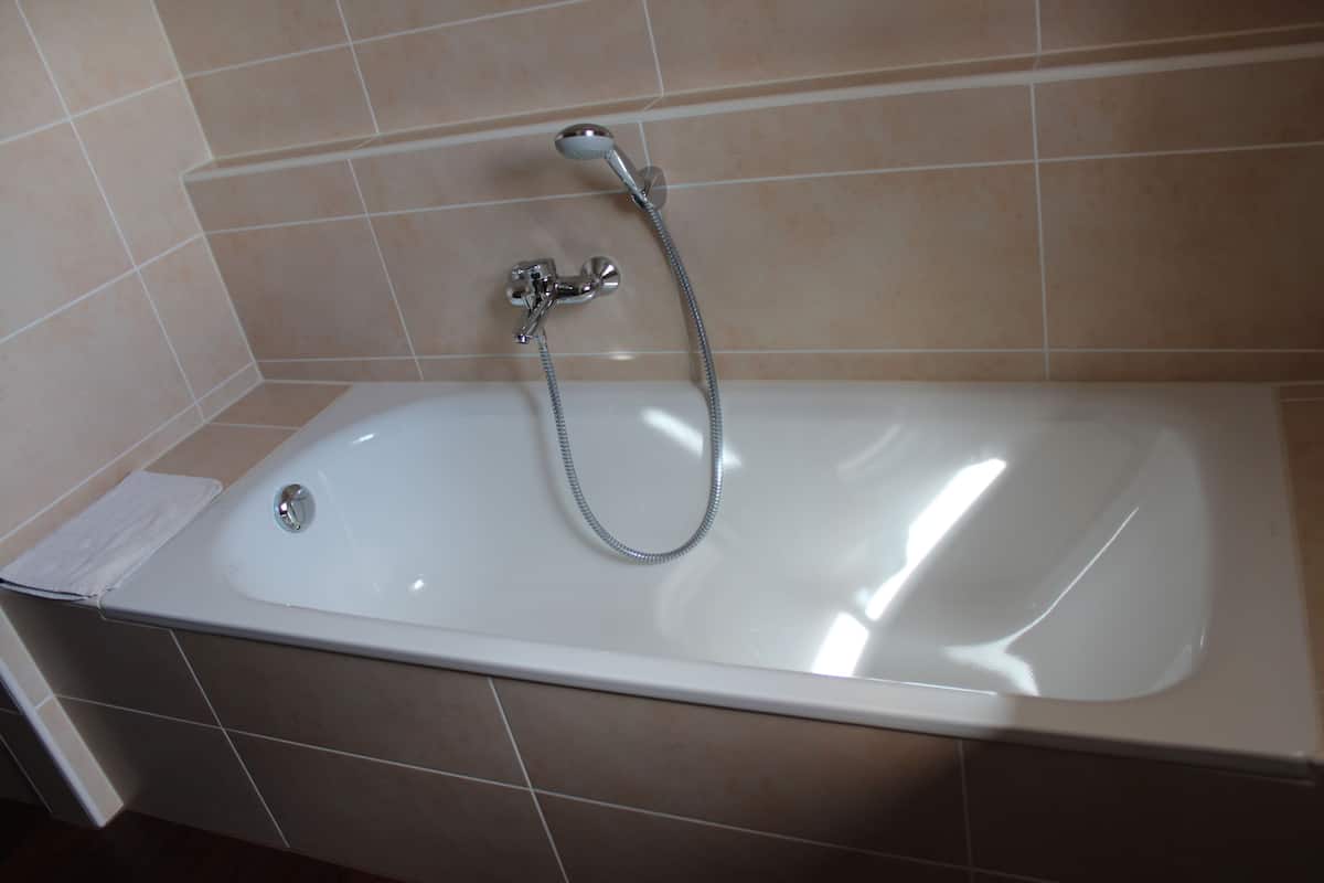 deluxe apartment, 2 bedrooms, balcony, park view | deep-soaking bathtub