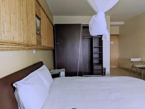 行政客房, 1 张特大床, 冰箱, 花园景观 | 办公桌、免费 WiFi