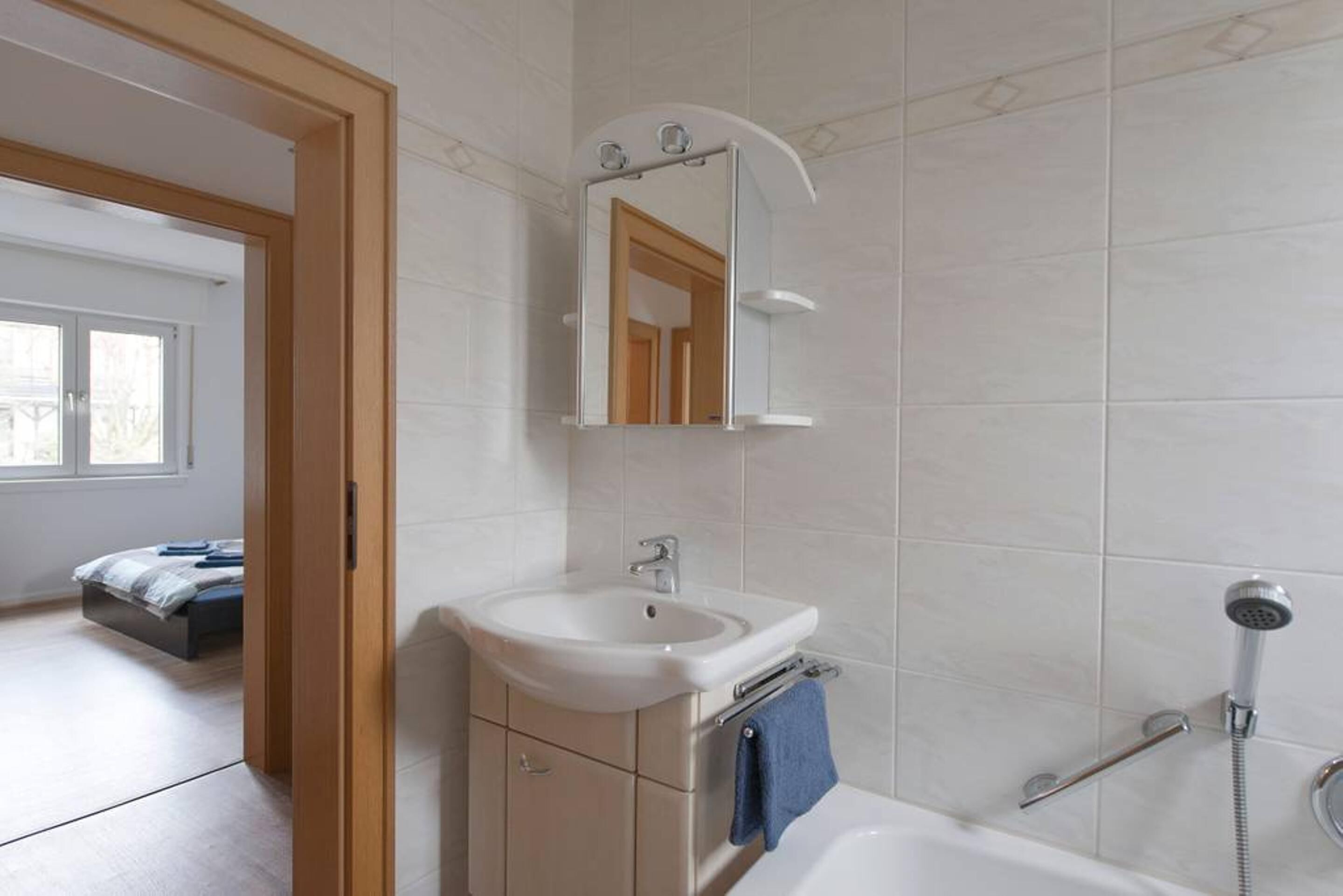 Căn hộ trung tâm thành phố, 2 phòng ngủ, không hút thuốc | Phòng tắm | Đồ dùng nhà tắm miễn phí, máy sấy tóc, khăn tắm, xà phòng 