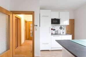 Apartemen Kota, 2 kamar tidur, Bebas Asap Rokok | Dapur pribadi | Lemari es besar, microwave, kompor, dan mesin pencuci piring