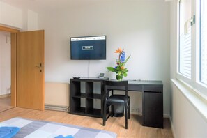 Apartemen Kota, 2 kamar tidur, Bebas Asap Rokok | 2 kamar tidur, meja kerja, dan ruang kerja ramah laptop
