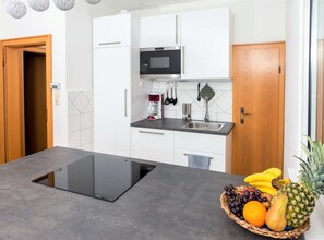 City Apartment, 2 Bedrooms, Non Smoking | Private kitchen | Full-size fridge, microwave, stovetop, dishwasher - Schaefer Apartments GmbH (Muehlheim am Main)