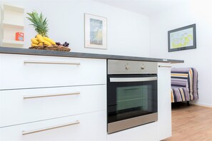 City Apartment, 2 Bedrooms, Non Smoking | Private kitchen | Full-size fridge, microwave, stovetop, dishwasher - Schaefer Apartments GmbH (Muehlheim am Main)